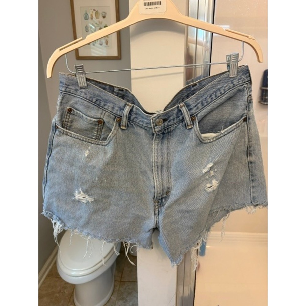 Levis 550 Relaxed Fit Distressed Denim Shorts Light Wash Cut Off Size 38